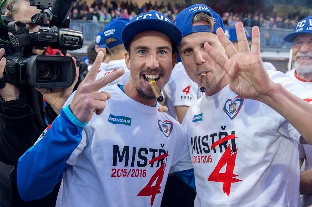 Fotbalisté Viktorie Plzeň Milan Petržela (vlevo) a David Limberský oslavují zisk titulu.
