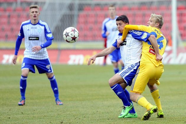 Jihlavský obránce Jan Mikula (vpravo) a záložník Znojma Nermin Crnkić bojují o míč.