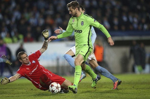 Fernando Llorente obchází gólmana Malmö Robina Olsena a střílí vedoucí branku Staré dámy.