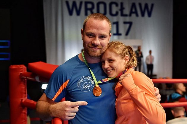Kickboxerka Sandra Mašková získala zlatou medaili ve finále kategorie do 56 kilogramů. Na snímku s trenérem Aloisem Škeříkem.
