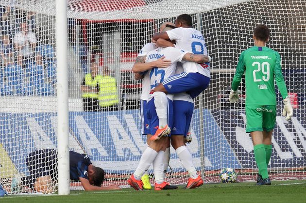 Hráči Ostravy (uprostřed) se radují z gólu. Vlevo je Milan Petržela ze Slovácka a vpravo brankář Slovácka Matouš Trmal.