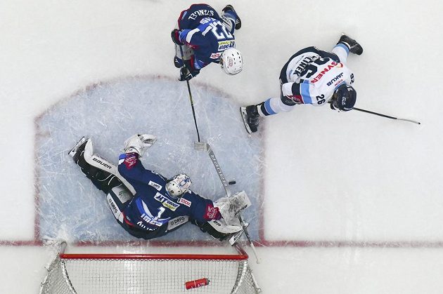 Petr Jelínek (vpravo) z Liberce a brankář Brna Marek Čiliak a Jan Štencel z Brna v akci během pátého semifinále play off hokejové extraligy.