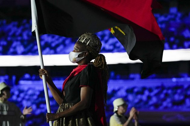 Angloská vlajkonoška nastupuje na Olympijský stadion během zahajovacího ceremoniálu LOH 2021 v Tokiu.