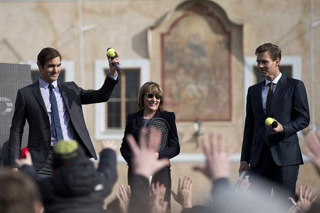 Tenisté Roger Federer ze Švýcarska (vlevo) a Tomáš Berdych (vpravo) se setkali na Staroměstském náměstí v Praze se svými fanoušky. Uprostřed je pražská primátorka Adriana Krnáčová.