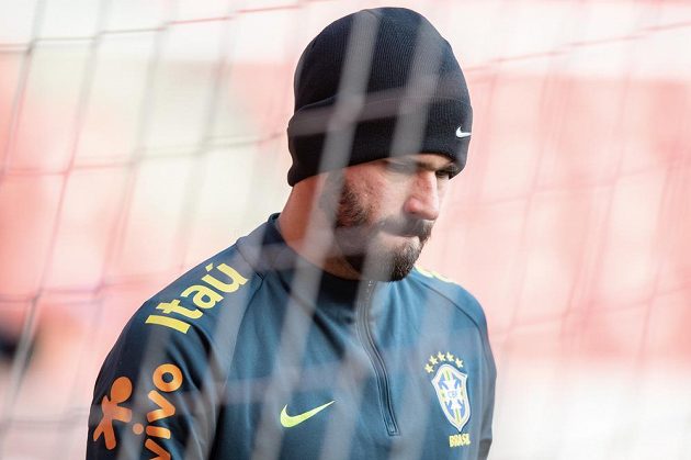 Brazilský brankář Alisson během tréninku před přátelským utkáním s Českou republikou.