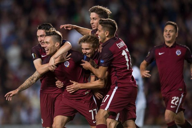 Václav Kadlec (druhý zleva) se raduje se spoluhráči ze Sparty z branky, kterou vstřelil Interu Milán.