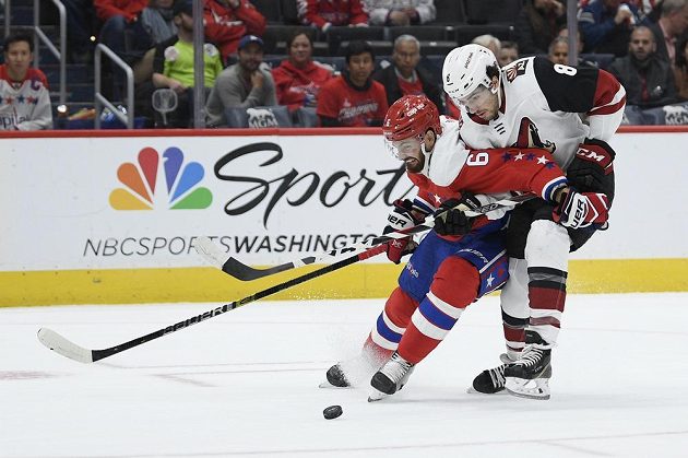 Český obránce Washingtonu Michal Kempný (vlevo) v souboji o puk s Nickem Schmaltzem z Arizony.