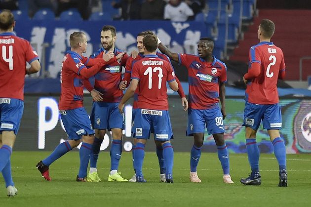 Plzeňští fotbalisté se radují z gólu na hřišti Baníku Ostrava v nejvyšší soutěži.