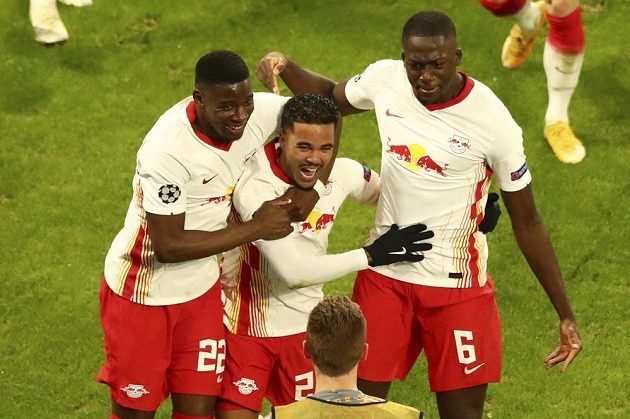 Justin Kluivert z Lipska (uprostřed) oslavuje se spoluhráči gól proti Manchesteru United.