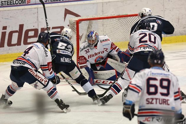 Závar před brankou vítkovického brankáře Patrika Bartošáka v utkání hokejové extraligy s Plzní.