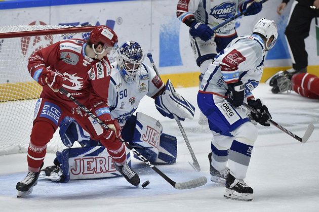Michal Kovařčík z Třince před brněnským brankářem Karlem Vejmelkou, vpravo Tomáš Plekanec.