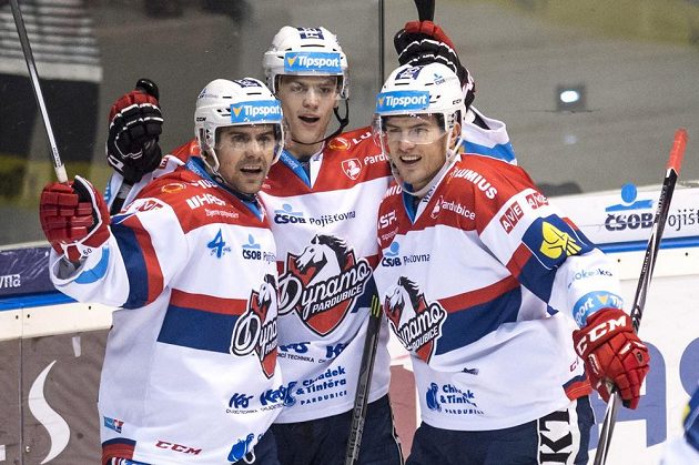 Hokejisté Pardubic (zleva) Tomáš Rolinek, Patrik Poulíček a Martin Štajnoch se radují z gólu.