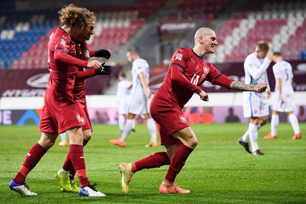 Fotbalisté české reprezentace (zleva) Alex Král, Václav Černý a Zdeněk Ondrášek oslavují gól na 2:0 proti Slovensku.