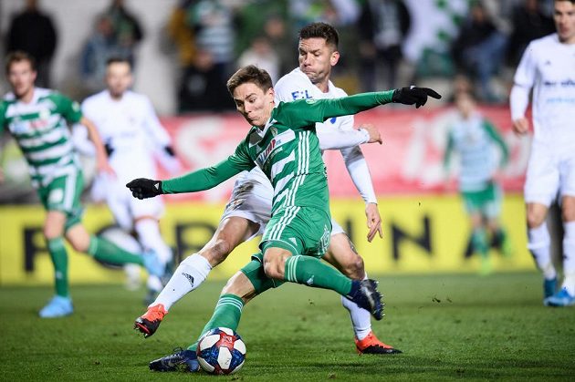 Martin Fillo z Baníku Ostrava a Jan Vodháněl z Bohemians během utkání 19. kola Fortuna ligy.