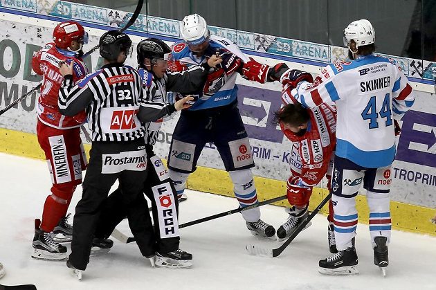 Rozhodčí uklidňují hráče, zleva třinecký Martin Růžička, chomutovský Petr Koblasa, Rostislav Marosz z Třince a Brett Skinner z Chomutova.