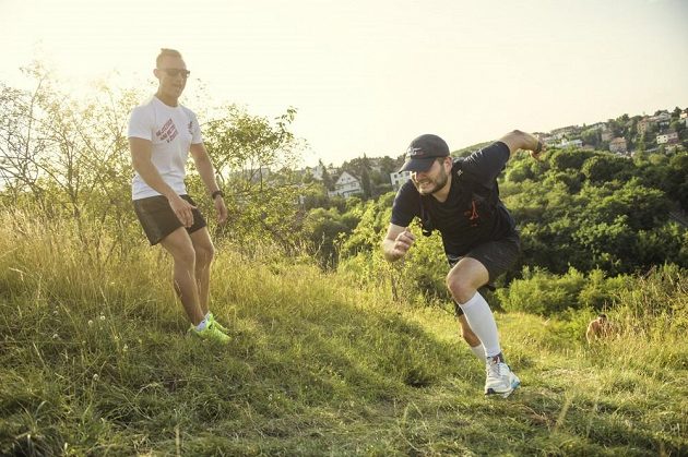 Makej, makej. Prokopské údolí v Praze a příprava na RedBull 400, výběh skokanského můstku v Harrachově.