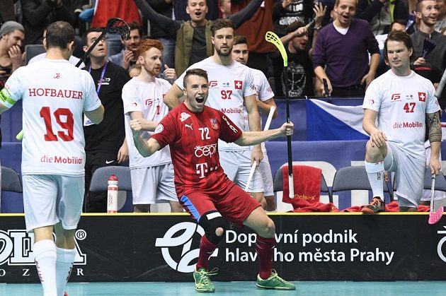 Český reprezentant Adam Delong se raduje ze svého druhého gólu. Dále na snímku jsou (zleva) Matthias Hofbauer, Luca Graf a Kevin Berry ze Švýcarska.