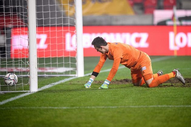 Brankář Karlových Varů Jiří Chára po osmém inkasovaném gólu v utkání osmifinále MOL Cupu se Slavií.