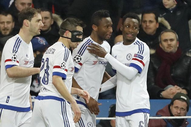 Záložník Chelsea John Obi Mikel (druhý zprava) slaví se spoluhráči gól na hřišti Paris St. Germain.
