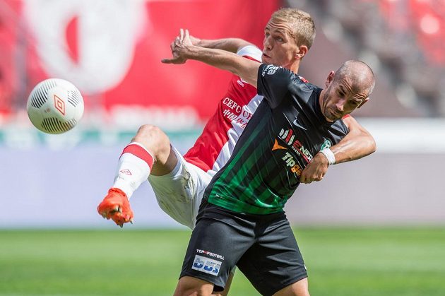 Tomáš Souček ze Slavie (vlevo) a příbramský záložník Jan Rezek v souboji během utkání 4. kola ePojistení.cz ligy.
