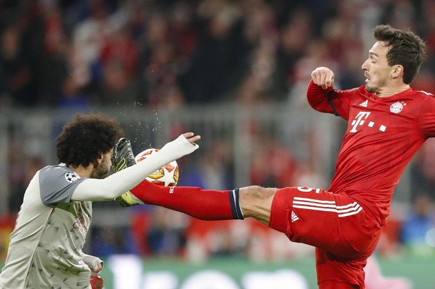 Liverpoolský útočník Mohamed Salah čelil ostrému ataku obránce Bayernu Matse Hummelse v utkání Ligy mistrů.