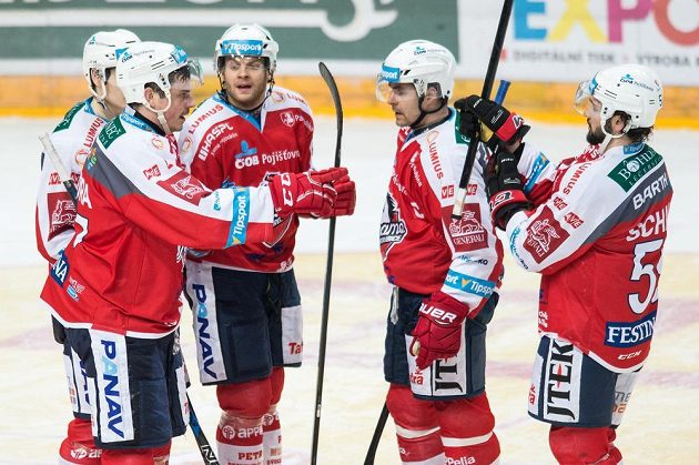 Hokejisté Pardubic Petr Sýkora (vlevo) a Tomáš Rolinek se radují z gólu proti Spartě.
