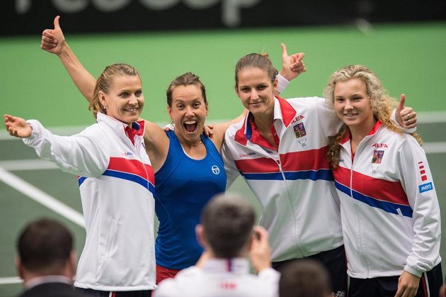 České tenistky (zleva): Lucie Šafářová, Barbora Strýcová, Karolína Plíšková a Kateřina Siniaková oslavují vítězství v 1. kole Fed Cupuv Ostravě.