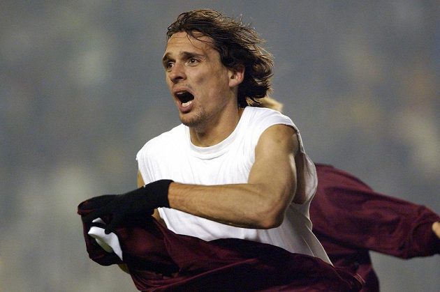 Góóól! Útočník Sparty Marek Kincl oslavuje svoji životní trefu v utkání Ligy mistrů s Laziem Řím hraném 9. prosince 2003 v Praze.