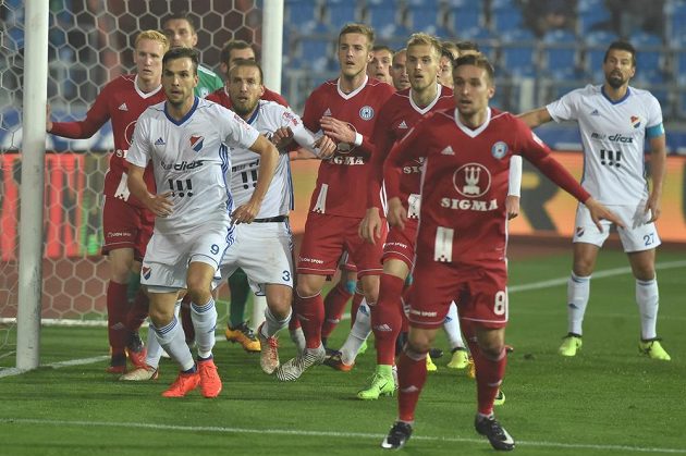 Zápas Baníku Ostrava se Sigmou Olomouc v utkání 11. kola první fotbalové ligy. Zleva vpředu Lukáš Pazdera a Martin Šindelář, oba z Baníku, v chumlu olomouckých hráčů před jejich brankou.