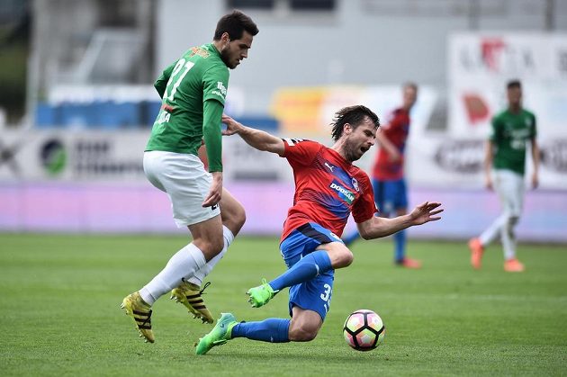 Andreas Ivanschitz z Viktorie Plzeň (vpravo) padá po ataku Vojtěcha Kubisty z Jablonce v utkání 27. kola první fotbalové ligy.