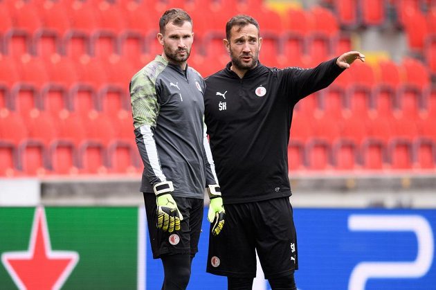 Brankář Slavie Praha Ondřej Kolář a trenér brankářů Štěpán Kolář během tréninku před utkáním základní skupiny Ligy mistrů.