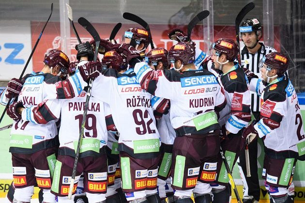 Hokejisté Sparty oslavují vítězný gól na 7:6 během utkání 1. kola Tipsport extraligy s Plzní.
