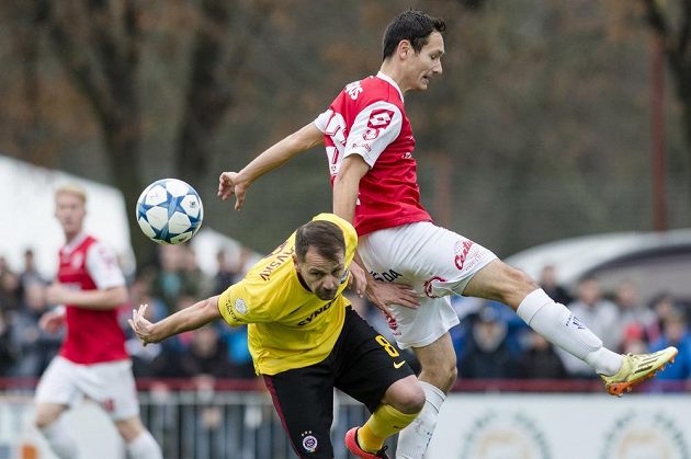Sparťanský záložník Marek Matějovský (vlevo) a pardubický obránce Martin Šejvl v úvodním osmifinálovém utkání MOL Cupu.