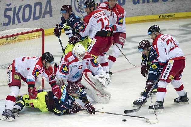 Vpředu zleva olomoucký obránce Jan Jaroměřský, obránce Sparty Marek Hrbas, brankář Branislav Konrád, Petr Kumstát a František Skladaný.