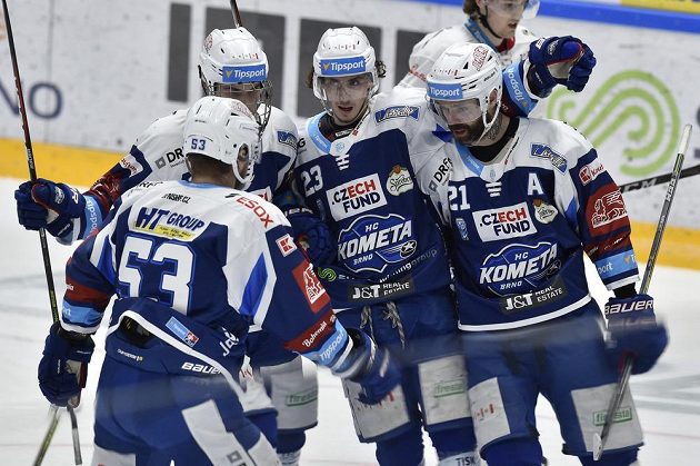 Hokejisté Komety se radují z gólu. Zleva Vojtěch Němec, Stanislav Svozil, Karel Plášek a Jakub Klepiš z Brna.
