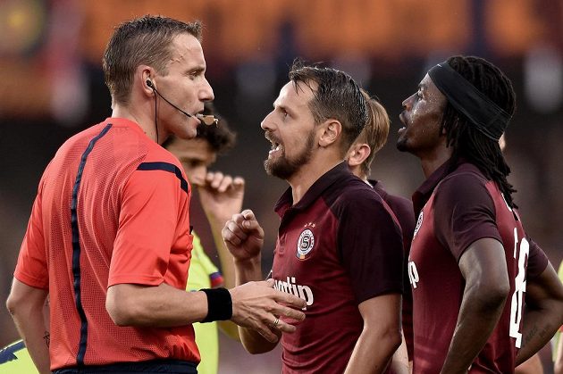 Vyloučený sparťan Marek Matějovský spílá italskému rozhodčímu Paolovi Mazzolenimu.