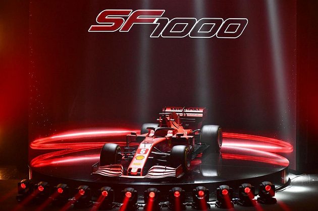 V divadle v Reggiu Emilia dnes stáj formule 1 Ferrari představila vůz pro novou sezonu
