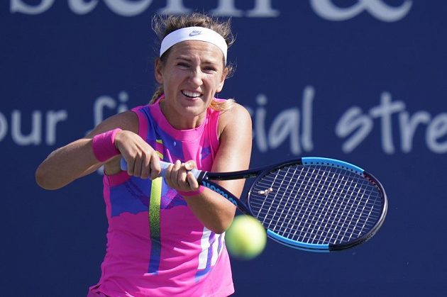 Běloruská tenistka Victoria Azarenková na turnaji v New Yorku pobavila sama sebe nepovedeným úderem.