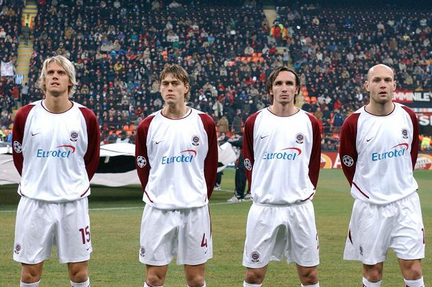 Fotbalisté Sparty (zleva) Radoslav Kováč, Pavel Pergl, Tomáš Sivok a Petr Johana před utkáním osmifinále Ligy mistrů s AC Milán v březnu 2004 na stadiónu San Siro.