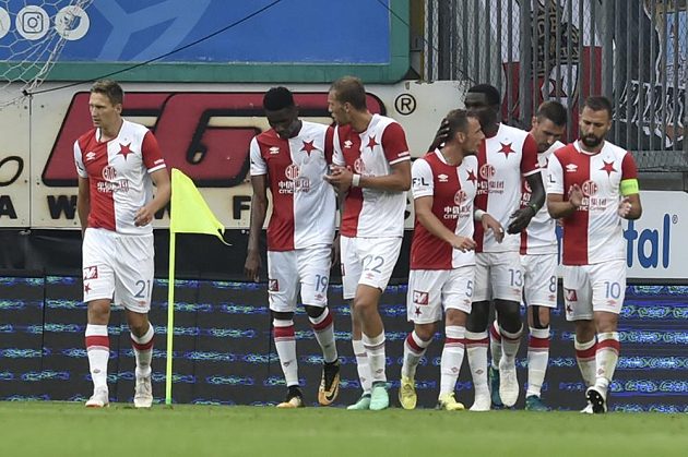 Fotbalisté Slavie se radují z třetí branky. Na Hané v úvodním kole nejvyšší soutěže vyhráli 3:0.