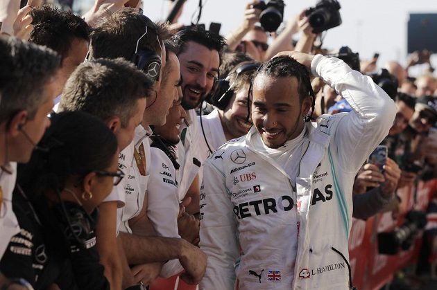 Lewis Hamilton se pošesté v kariéře stal mistrem světa formule 1, což se mu povedlo jako teprve druhému jezdci v historii.