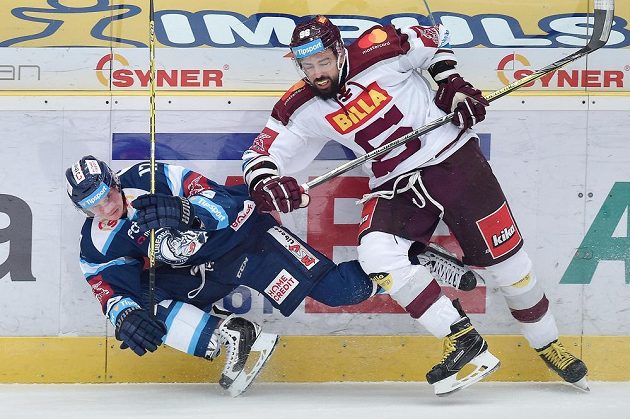 Zleva Lukáš Derner z Liberce a Richard Jarůšek ze Sparty.