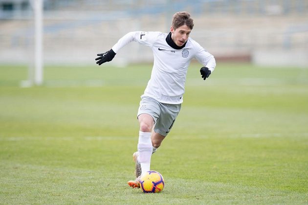 Fotbalista Michal Sáček ze Sparty Praha během přípravného utkání s Loko Vltavín.