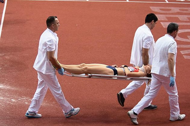 Denisu Rosolovou odnášejí z plochy bělehradské Kombank Areny.