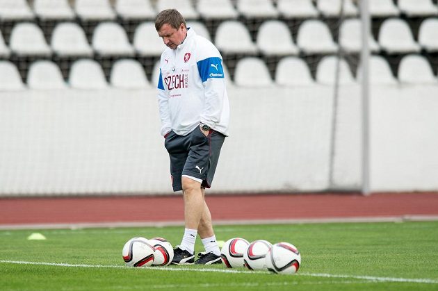 Trenér české fotbalové reprezentace Pavel Vrba během úterního tréninku na Strahově.