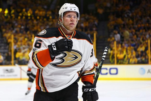 Český útočník Ondřej Kaše se trefil na ledě Nashvillu, ale jeho Anaheim prohrál zápas 3:6. Postup do finále Stanley Cupu si zajistil tým Predators.