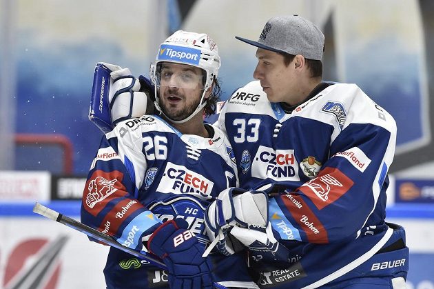 Autor gólu v prodloužení Martin Zaťovič (vlevo) z Brna a brankář Brna Lukáš Klimeš.