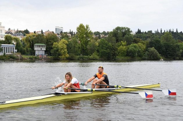 Ester Ledecká si s Ondřejem Synkem vyzkoušela jízdu na dvojskifu.