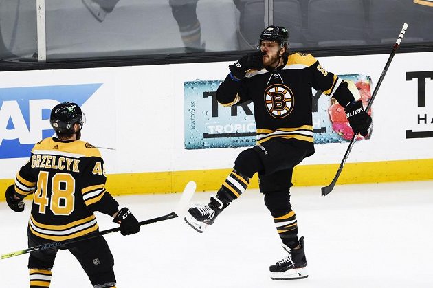 Je to tam! Český útočník Bostonu David Pastrňák oslavuje svůj gól v utkání 2. kola play off NHL proti NY Islanders.