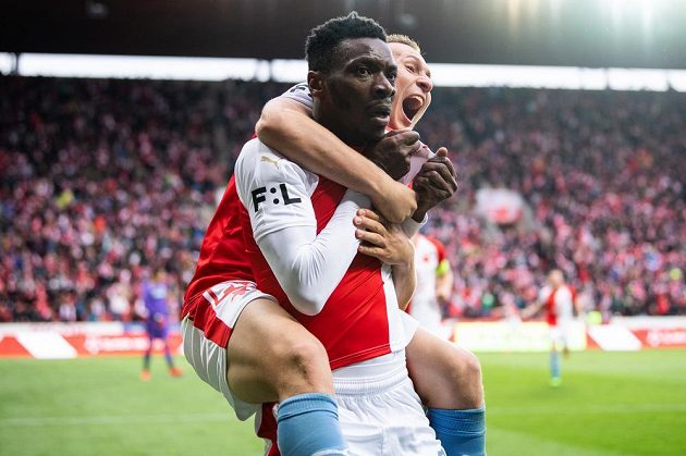 Fotbalisté Slavie Praha Ibrahim Traoré a Jan Bořil oslavují gól na 3:0 během utkání nadstavby Fortuna ligy ve skupině o titul s Plzní.